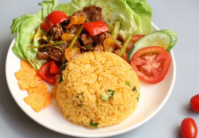 Cách làm món cơm bò lúc lắc ngon chuẩn công thức tại nhà